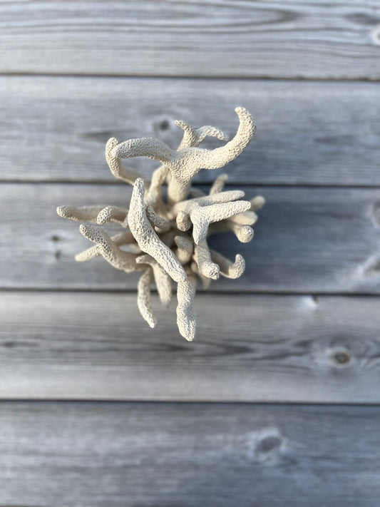 Korallskulptur vit stengods oglaserad